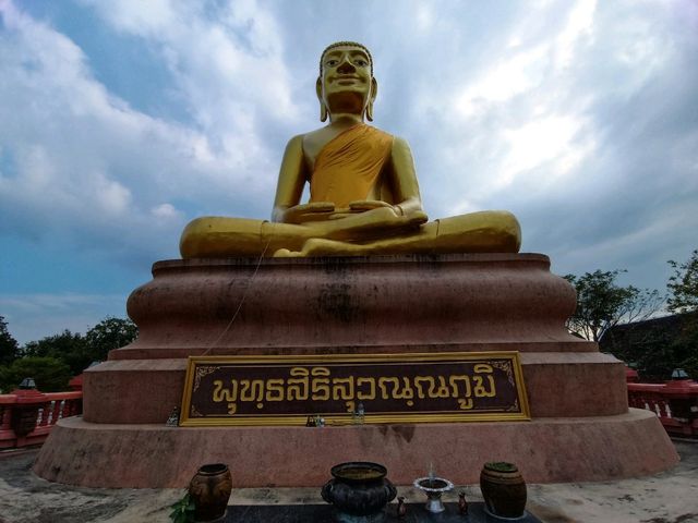พามาสักการะ พระพุทธสิริสุวรรณภูมิ ในดินแดนทวาราวดี