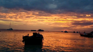 泰國麗貝島每年一月份在芭提雅海灘觀看最美火燒雲景觀
