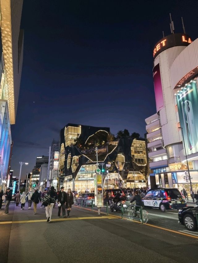도쿄 독특한 건물의 메가 쇼핑센터: 도큐플라자 오모테산도 하라주쿠🛍