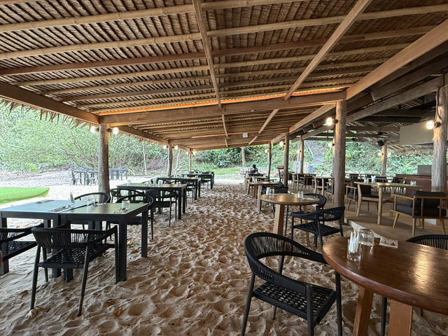 ร้านนั่งชิลล์ริมทะเล บนเกาะมะพร้าว 