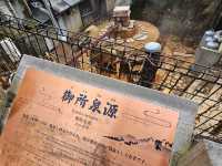 散步在有馬溫泉街道 泡著溫暖的足湯 太愜意了