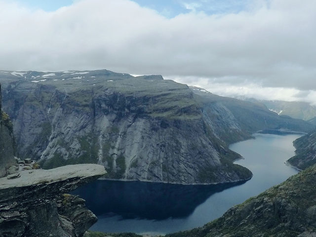 【ノルウェー】絶景すぎる断崖！奇跡の岩・トロルトゥンガ🏔️✨
