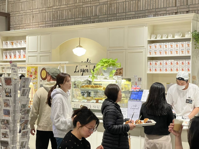 화이트 감성 분위기가 매력적인 카페 레이어드 더현대서울점