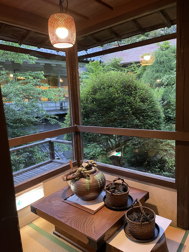 【群馬】創業500年 茅葺き屋根の重厚な玄関