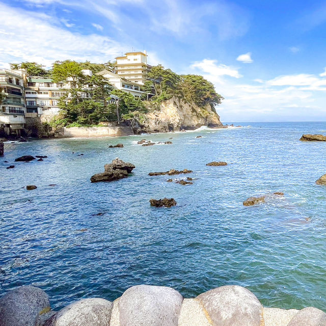 【五浦の絶景×文化遺産】波打ち際の六角パビリオン、岡倉天心ゆかりの「六角堂」 