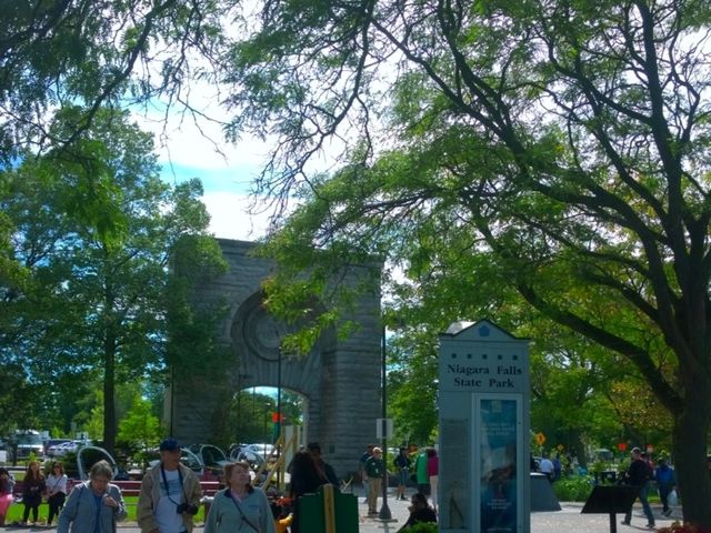 พาเดิน Niagara fall state park 
