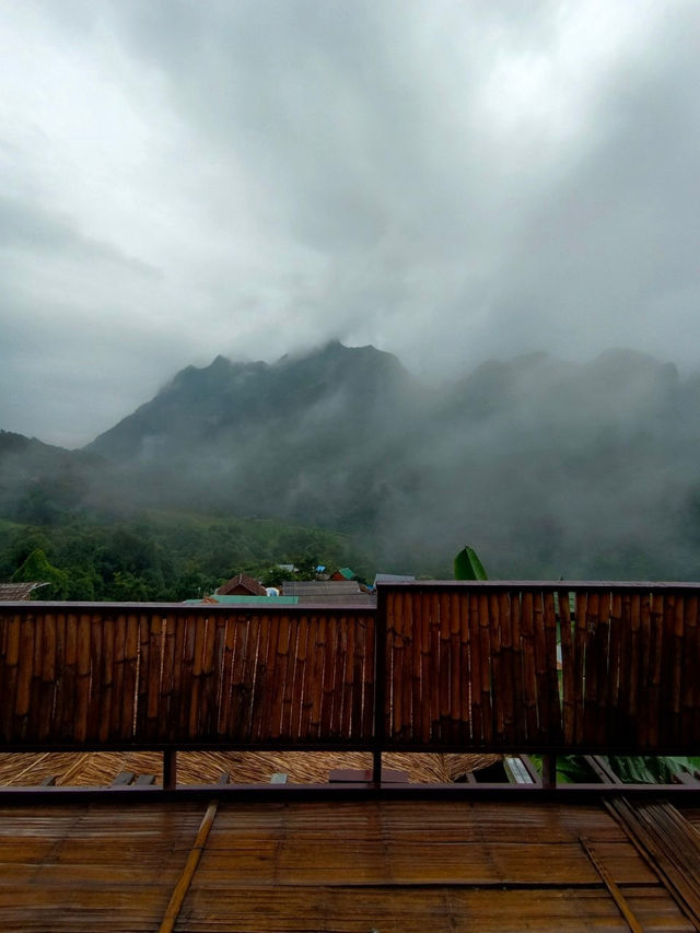 🌧️ “หน้าฝนปีนี้…ขอหนีขึ้นดอยนอนบ้านระเบียงดาว” 