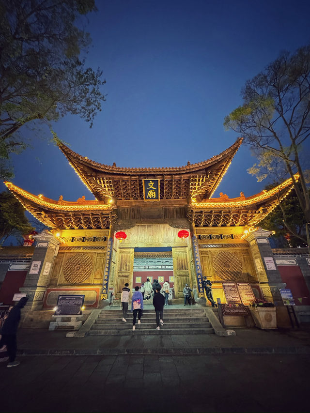 Timeless Charm Behind the Ancient Walls: A Stroll Through Dali Old Town
