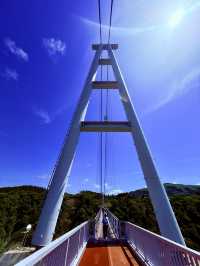 穿越僻靜山谷的高空吊橋