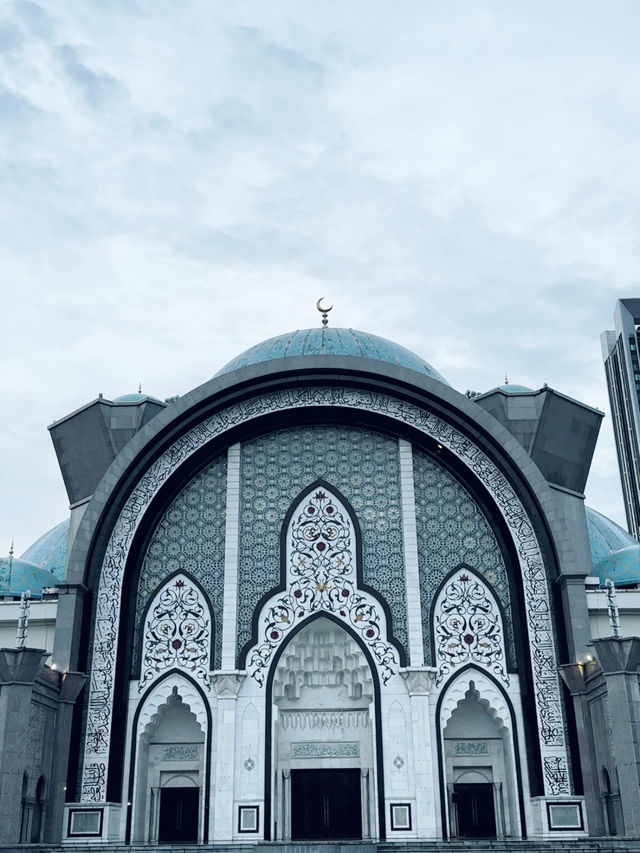 Masjid Negara: Where Faith Meets Architecture” 🇲🇾