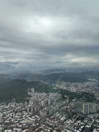台北101 耐風ダンパーと展望室からの霧がかった眺め