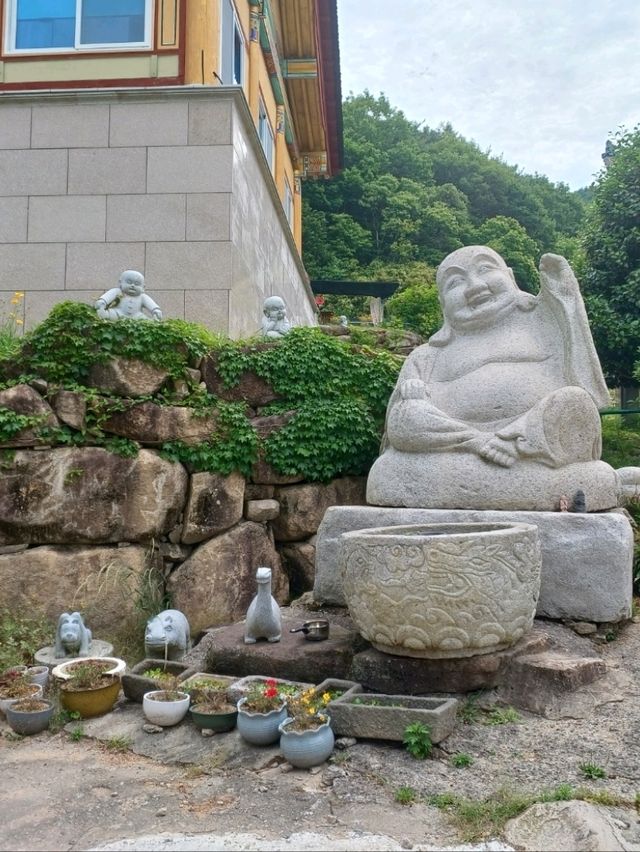 아이 손잡고 걷기 좋은 고요한 사찰길