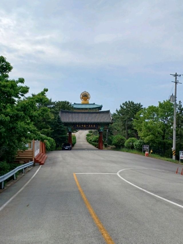 산길 따라 이어지는 아이의 작은 탐험