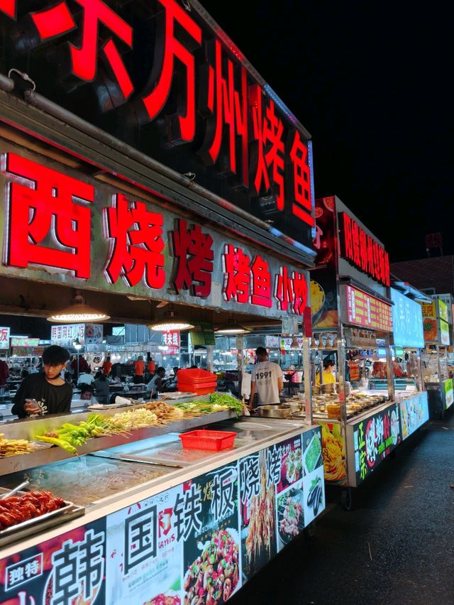 A lively street food paradise in Yiwu (But watch your step! 😭)
