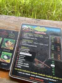 รักษ์คันนา กาญจนบุรี ก๋วยเตี๋ยวห้อยขาทุ่งนาข้างวัด