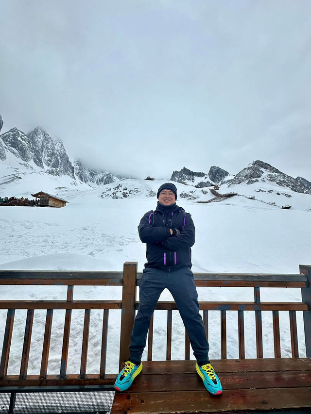 White Silence: The Beauty of Yu Long(Jade Dragon Snow Mountain)