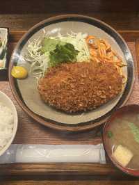 【東京・経堂】三角のメンチカツ定食