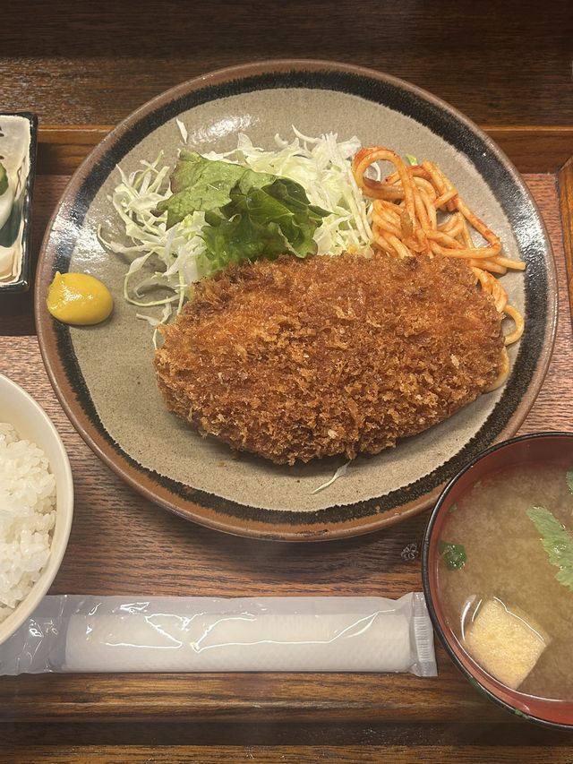 【東京・経堂】三角のメンチカツ定食