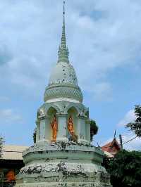 ชมความงดงามของพระปรางค์ที่วัดมหาธาตุวรวิหารกันนะ