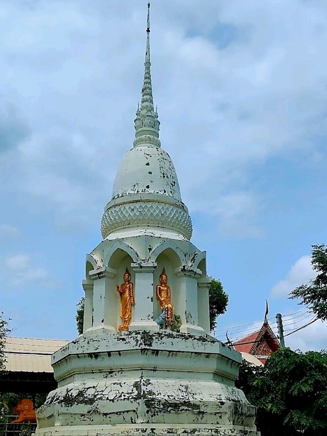 ชมความงดงามของพระปรางค์ที่วัดมหาธาตุวรวิหารกันนะ