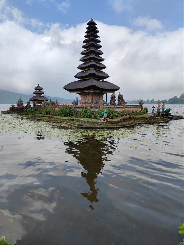 🛕 Reflections in the Mist: A Visit to Ulun Danu Beratan Temple