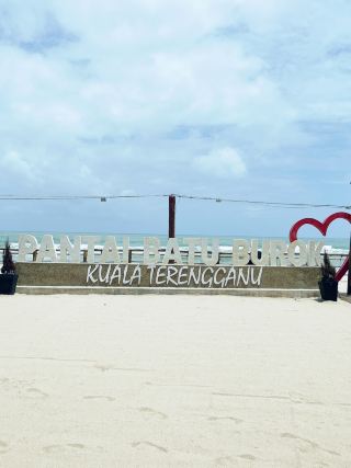 🌴 Sea Breeze and white sands: Pantai Batu Burok, Terengganu
