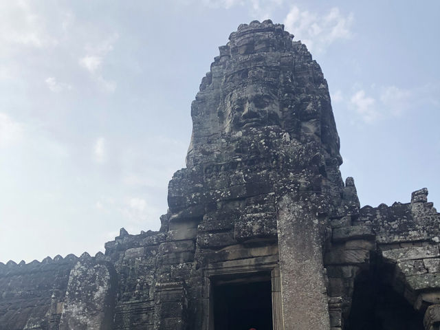 【アンコール・トム｜カンボジア・シェムリアップ 「石の顔に見つめられる古代都市。王の都の圧倒的スケール」】