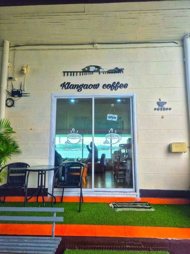 ร้านกาแฟกลางอ่าว คืออยู่กลางเลยจริงจิ๊งงง!! ร้านกาแฟกลางอ่าว คืออยู่กลางเลยจริงจิ๊งงง!!