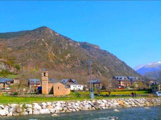 バルエラの町は、リェイダ県ラバル・デ・ボイ市、アルタ・リバルゴサ地方にあります。この町には、この地域にある他のロマネスク様式の教会とともに世界遺産に登録されているサン・フェリウ教会があります。