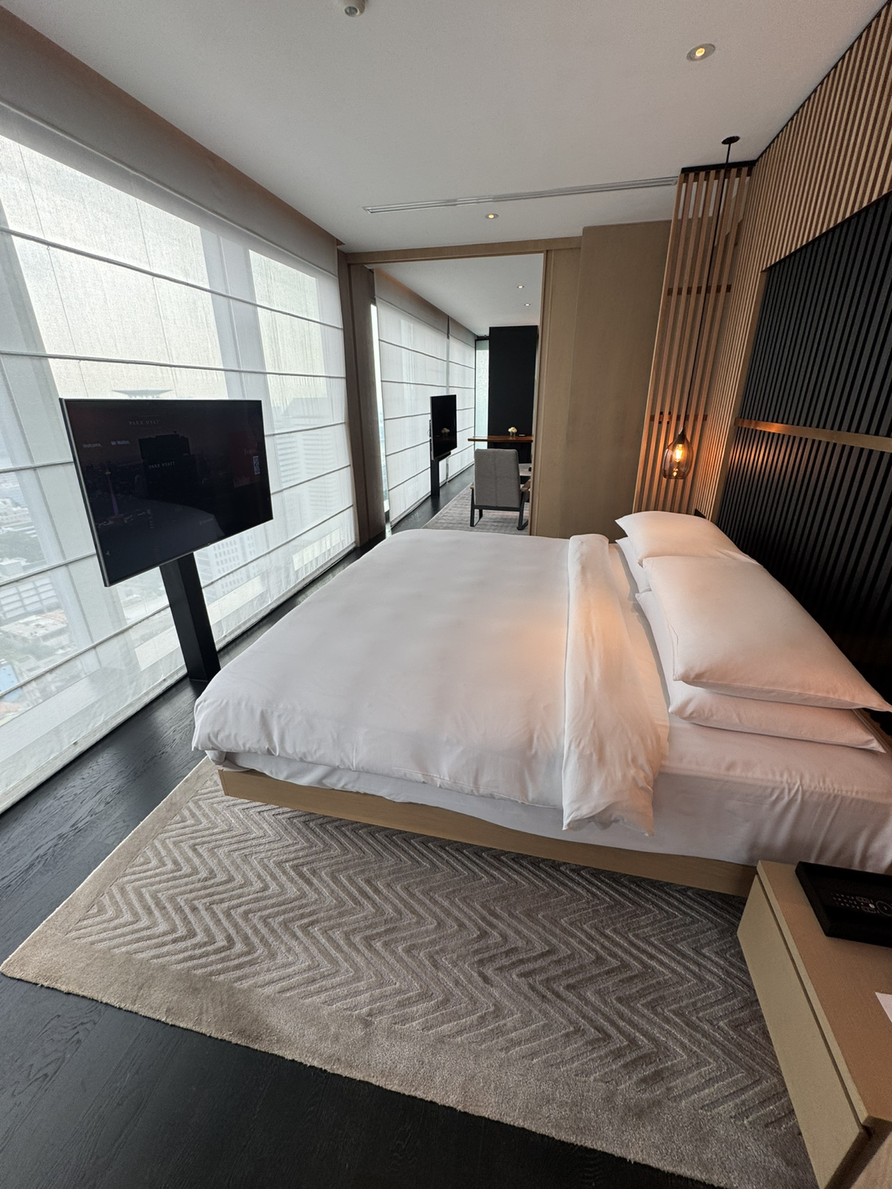 Saya menginap di Park Hyatt di Menteng, Jakarta selama tiga malam. Hotel kota yang menakjubkan ini ideal untuk liburan kota di Jakarta atau perjalanan bisnis. Layanan di sini luar biasa dan perhatian terhadap detail. Desain interiornya luar biasa. Ada banyak bar dan restoran di lokasi dan kolam renang di atap. Jika Anda menginap di area pusat kota Jakarta, saya merekomendasikan menginap di Park Hyatt.