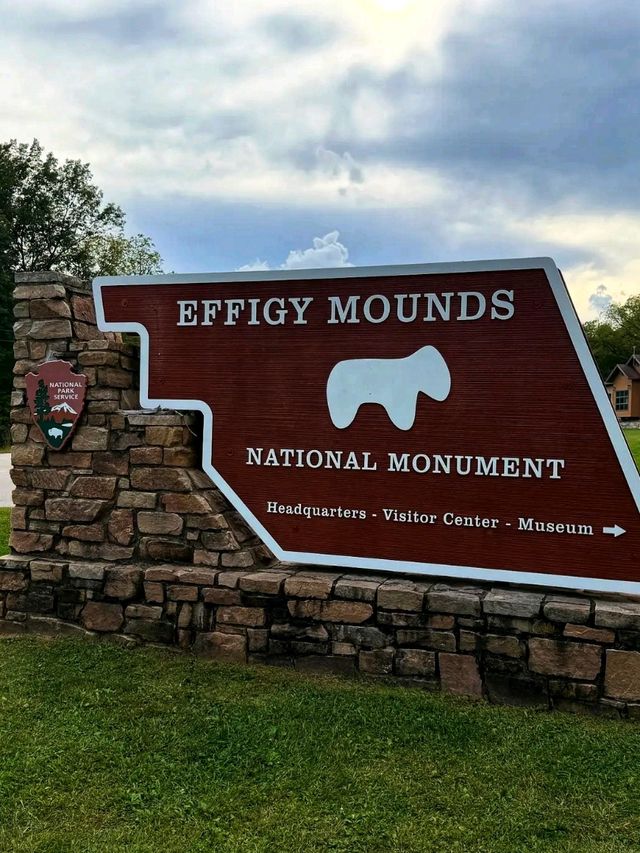 🗿 Effigy Mounds National Monument – Ancient History in Nature 🌿