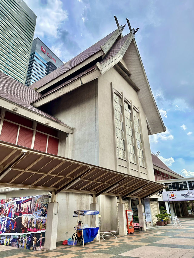 🪧 Traveler’s Tip from the Signboard — Right Outside Muzium Negara MRT Station