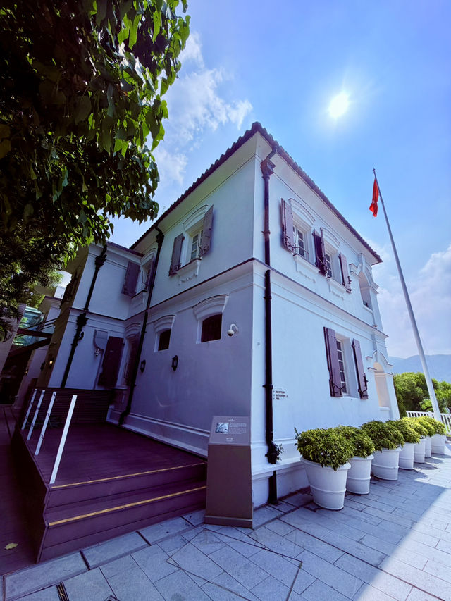 山丘上「大自然與文物」結合的玻璃屋餐廳