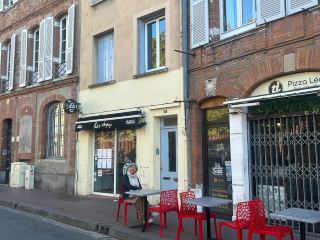 ค้นพบมนต์เสน่ห์อันอ่อนโยนของเมืองอัลบีในฤดูใบไม้ร่วง ที่ซึ่งใบไม้ถูกแต่งแต้มด้วยสีทองและสีแดง เติมชีวิตชีวาให้กับอาคารเก่าแก่ของเมือง ริมฝั่งแม่น้ำทาร์น สถาปัตยกรรมสมัยใหม่ผสานเข้ากับมรดกทางวัฒนธรรมสไตล์ตะวันตกได้อย่างสวยงาม และสีสันของธรรมชาติที่โอบล้อมทัศนียภาพอันงดงามตามฤดูกาล

เริ่มต้นวันใหม่ด้วยการเดินเล่นชมทัศนียภาพทางวัฒนธรรมกลางแจ้งของเมืองอัลบี เดินเล่นไปตามเส้นทางริมแม่น้ำ คุณจะได้ชมทัศนียภาพอย่างใกล้ชิดของต้นไม้ดอกไม้และสายน้ำอันเงียบสงบ เช้าตรู่ที่นี่เป็นช่วงเวลาที่น่าจดจำเป็นพิเศษ เมื่อพระอาทิตย์ขึ้นเหนือท้องฟ้าที่มืดครึ้ม คุณจะได้เห็นเงาสะท้อนอันหม่นหมองในบ่อน้ำและทะเลสาบต่างๆ ทั่วเมือง อย่าลืมแวะชมใบไม้เปลี่ยนสี สำหรับคนรักการถ่ายภาพ การผสมผสานระหว่างธรรมชาติและสถาปัตยกรรมนั้นงดงามจับใจ โดยเฉพาะอย่างยิ่งเมื่อเห็นดอกไม้บานสะพรั่งและเงาต้นไม้อันน่าทึ่ง

จุดหมายปลายทางหลักของคุณคือมหาวิหารแซ็งต์-เซซีลแห่งเมืองอัลบี ที่ตั้งตระหง่านเหนือเมืองด้วยสถาปัตยกรรมแบบโกธิกอันโดดเด่น มหาวิหารแห่งนี้ตั้งอยู่ที่ 5 Bd Général Sibille (81000 Albi) เปิดให้เข้าชมตลอดทั้งปี (วันจันทร์ถึงวันเสาร์ 10:00-18:00 น. วันอาทิตย์ 13:00-17:30 น.) ใช้เวลาเดินเล่นใต้ซุ้มประตูอิฐอันโอ่อ่า และตื่นตาตื่นใจไปกับเพดานที่วาดอย่างวิจิตรบรรจง มองหาทัศนียภาพอันงดงามของเมืองผ่านหน้าต่างโค้ง ซึ่งคุณสามารถมองเห็นใบไม้เปลี่ยนสีในฤดูใบไม้ร่วง หรือแม้แต่แสงตะวันยามเช้าหรือพระอาทิตย์ตกดิน หากจังหวะเวลาเหมาะสม

ในวันที่อากาศครึ้มหรือฝนตก Albi มอบบรรยากาศที่ผ่อนคลาย สะท้อนสถาปัตยกรรมสไตล์ตะวันตกและทิวทัศน์ธรรมชาติของเมืองออกมาได้ดีที่สุด หลบภัยภายในมหาวิหารอันโอ่อ่า หรือเดินเล่นไปตามถนนใกล้เคียงเพื่อชมรายละเอียดอาคารอันเป็นเอกลักษณ์ อาคารเก่าแก่ และสัมผัสแห่งความทันสมัยอย่างใกล้ชิด

เคล็ดลับสำหรับนักท่องเที่ยว: มาถึงแต่เช้าเพื่อเพลิดเพลินกับการเดินเล่นริมแม่น้ำอย่างเงียบสงบก่อนที่เมืองจะตื่นขึ้น หากจะไปเยือนมหาวิหาร ควรตรวจสอบเวลาเปิดทำการเพื่อหลีกเลี่ยงการรอคิว และพกร่มพับติดตัวไว้เผื่อฝนตกปรอยๆ เพราะวันฟ้าครึ้มเป็นเรื่องปกติ เพื่อให้ได้ภาพที่ดีที่สุด ควรเลือกช่วงเวลาพระอาทิตย์ขึ้นหรือพระอาทิตย์ตกดินที่แสงเรืองรองตัดกับแม่น้ำ ต้นไม้ และอาคารต่างๆ แวะร้านกาแฟท้องถิ่นรอบๆ มหาวิหารเพื่อจิบเครื่องดื่มอุ่นๆ และทานขนมพลางชมวิว

อัลบีเป็นเมืองที่มีเสน่ห์ผสมผสานวัฒนธรรม ประวัติศาสตร์ และความงามทางธรรมชาติ มอบประสบการณ์การพักผ่อนที่งดงามไม่เหมือนใคร โดยเฉพาะอย่างยิ่งในฤดูใบไม้ร่วง

#อัลบี #ท่องเที่ยวฤดูใบไม้ร่วง #สถาปัตยกรรม #วัฒนธรรมกลางแจ้ง #เดินเล่นริมแม่น้ำ