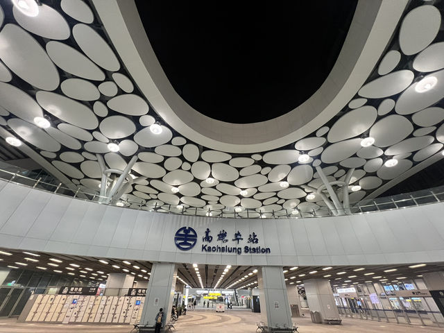 雲朵造型的高雄車站