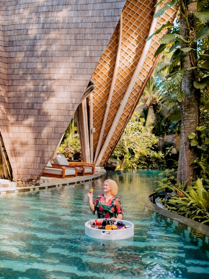 Bali boasts a vast number of luxurious and unique hotels, making it sometimes difficult to choose. Here are a few hotels I have personally tested and recommend staying at.

The Udaya Resorts & Spa is located in Ubud. It features an excellent spa with a flower bath, beautiful grounds, and delicious food. Nearby, you can find rice terraces. The rooms are equipped with dehumidifiers, eliminating any musty smell—a common issue in many Bali hotels. Here, everything smells fresh and is perfect for relaxation.

Bali Dacha, as a hotel, did not impress me, but it does have a beautiful spa with flower baths and decent massages. It is located in Ubud, away from the main road. There is no direct car access to the hotel, so you need to walk up stairs, and navigating inside can be challenging.

Ulaman Eco Luxury Resort Bali left me with mixed feelings. The grounds are stunning, with villas shaped like cocoons and a beautiful spa center. They also offer floating breakfasts in the large pool upon request in the morning. However, the rooms have a musty smell, and the food in the restaurant is not tasty. The location is remote from the main infrastructure, and it takes about an hour and a half to drive to the airport.