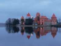 静寂に包まれた湖に佇むカウナス城