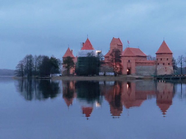 静寂に包まれた湖に佇むカウナス城 静寂に包まれた湖に佇むカウナス城