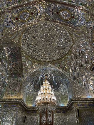 光之聖堂閃耀的祈禱空間｜沙赫切拉格聖陵（設拉子）