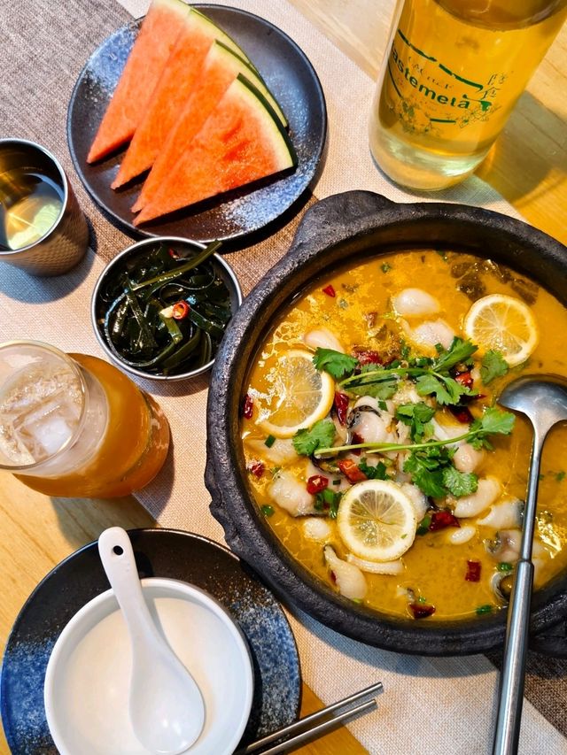 城堡裡的雲貴菜小酒館!紅酒杯裝涼粉、酸菜魚旁放玫瑰🌹 城堡裡的雲貴菜小酒館!紅酒杯裝涼粉、酸菜魚旁放玫瑰🌹