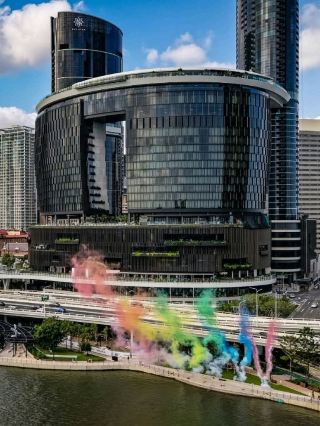 布里斯本河穿過城市及郊區，同時也將整個城市連結在一起。步行和自行車道提供娛樂和運動的好去處