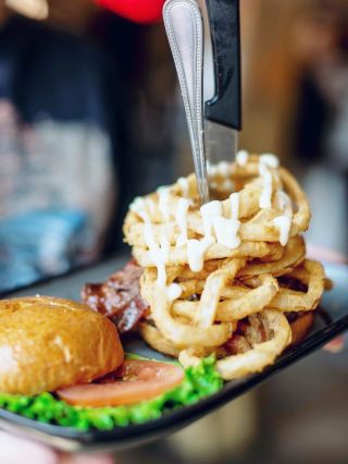 #문화충격

댈러스 버거에 대해 이야기해 볼까요? 🍔 트위스티드 루트 버거 컴퍼니(Twisted Root Burger Co.)는 꼭 가봐야 할 곳이에요! 이곳은 단순한 음식점이 아니라 특별한 경험을 선사하는 곳입니다. 독특한 분위기, 직접 만든 피클, 그리고 정말 환상적인 버거까지! 혼자 가든 친구들과 함께 가든, 모든 미식가가 꿈꾸는 활기 넘치는 분위기를 만끽할 수 있을 거예요.

추천 맛집: 트위스티드 루트 버거 컴퍼니(Twisted Root Burger Co.)
주소: 2615 Commerce St, Dallas, TX 75226, United States
영업시간: 매일 오전 11시~오후 9시

안으로 들어서면 개성 넘치는 간판으로 가득한 벽면과 함께, 채식주의자부터 육식주의자까지 모두를 만족시킬 다양한 메뉴를 자랑하는 편안한 공간이 펼쳐집니다. 제 추천 메뉴는 바로 스파이시 고트(Spicy Goat)예요. 염소 치즈와 치폴레 소스가 듬뿍 올라간 버거인데, 절대 놓치지 마세요! 🤤 나만의 버거를 만들어보거나, 사슴, 타조, 들소 등 다양한 야생 고기 옵션 중에서 골라 색다른 맛을 즐겨보세요.

꿀팁: 토핑 바가 정말 최고예요! 직접 만든 피클과 소스를 모두 맛보세요. 냅킨은 넉넉히 챙기세요. 여기서는 마음껏 먹다 보면 정신없이 먹게 될 거예요. 정말 즐거운 경험이 될 겁니다.

팁: 딥 엘럼에 위치해 있으니, 버거를 맛있게 드신 후에는 이 예술적인 동네를 산책해 보세요. 멋진 거리 예술 작품과 라이브 음악을 즐길 수 있는 곳이 많습니다.

교통: 댈러스는 차가 편리하지만, 딥 엘럼은 걸어 다니기에도 좋고, 차량 공유 서비스도 많이 있습니다. 주차도 대체로 어렵지 않아요.

격식에 얽매이지 않고 즐거운 분위기 속에서 강렬한 풍미와 현지 감성을 느낄 수 있는 댈러스 음식 경험을 원한다면, 이 곳을 절대 놓치지 마세요.

#댈러스맛집 #버거애호가 #딥엘럼 #트립닷컴