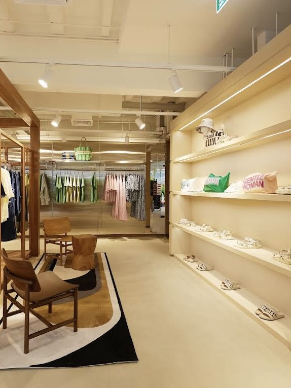 If you're planning to shop during your Thailand trip, GENTLEWOMAN is a brand you absolutely have to check out 🤍

Walking down the streets, it’s so popular that you'll literally wonder if every single Thai girl owns one!

What they’re most famous for is their logo tote bags ✨
With a casual yet high-end looking design, it’s widely loved by everyone from students to adult women ♡

I ended up buying the pink x orange tote bag shown in the photo 🩷🧡
I was so surprised that I could get such a large bag for under 4,000 yen!

Plus, there are so many different designs and colors to choose from, I honestly had a hard time picking just one 😂💕

They also offer smaller bags, and a great selection of apparel like T-shirts, sweatshirts, hats, and pouches!
It’s a brand where you can put together an entire outfit, not just grab a bag 👗✨

Many locals in Thailand use them as office bags, and I saw them everywhere during my trip ☺️

⸻

🛍 Recommended Stores

📍 CentralWorld Store
🚉 About a 5-minute walk from BTS Chit Lom Station or BTS Siam Station

📍 Siam Square Flagship Store
🚉 About a 3-minute walk from BTS Siam Station

📍 EMSPHERE Store
🚉 Directly connected to BTS Phrom Phong Station

📍 ICONSIAM Store
🚉 Take a shuttle boat from BTS Krung Thon Buri Station
Or just a short walk from Gold Line Charoen Nakhon Station

All locations are super easy to get to, making it perfect for a quick stop while sightseeing ✨ 

⸻

💡 Why I Recommend It

✔ Most bags are priced under 4,000 yen ✨

✔ A huge variety of sizes, from large to mini ♡

✔ The apparel is so cute, you'll probably buy way too much 😂

✔ The designs aren't commonly seen in Japan, making them perfect for souvenirs!

✔ An absolute must-visit brand for Thai fashion lovers 🤍

⸻

📌 Save this post and add it to your Thailand shopping list! 🛍🇹🇭
