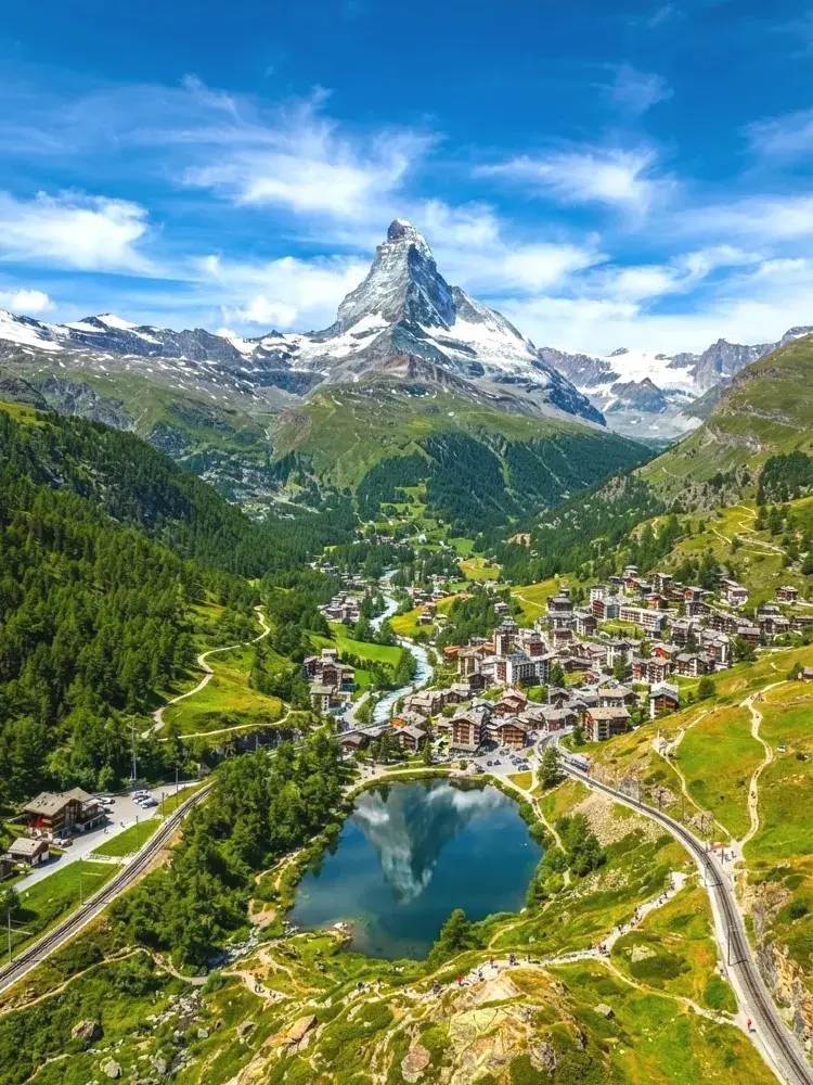 スイスとイタリアの国境、絶景のマッターホルンへ。