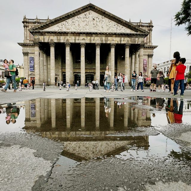 墨西哥 瓜達拉哈拉 很值得來參觀的Hospicio Cabañas 美術館 