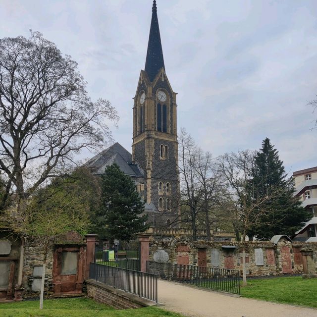 A shortcut through Peterskirchhof 