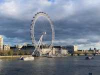 藍天下的London eye