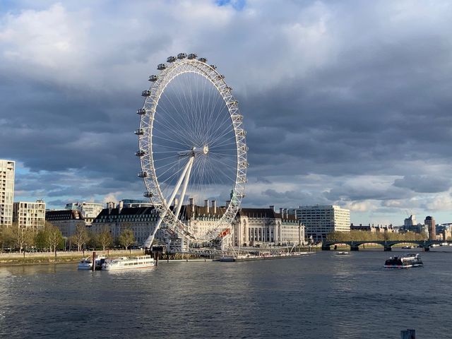 藍天下的London eye