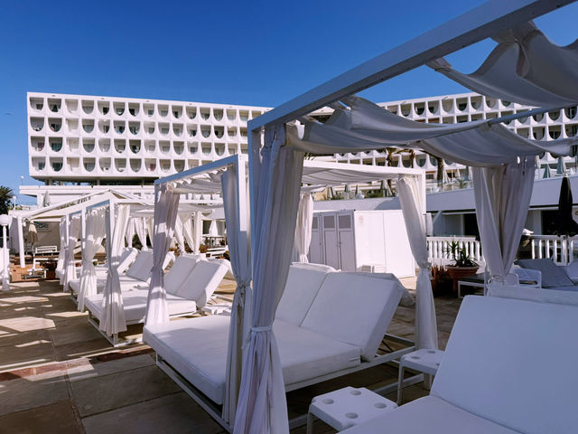 Pearly Grey Ocean Club – Cliffside Comfort in Callao Salvaje