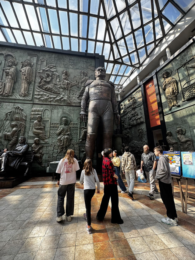 🎨 Unlock Your Eyes to Art: Gallery of Genius Zuraab Tsereleli Right in Moscow's Heart! 